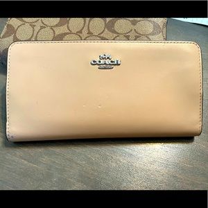 Skinny Wallet in refined Leather.